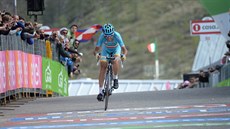 Vincenzo Nibali dojídí do cíle 20. etapy Gira d´Italia. Dojídí si pro rový...