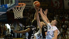 Momentka z finále basketbalist mezi Dínem a Nymburkem.