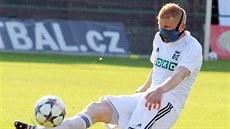 Karvinský zálo�ník Jan �isler nastupuje kv�li zlomené �elisti se speciální...