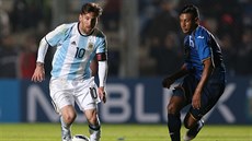 Argentinec Lionel Messi (vlevo) obchází Bryana Acostu z Hondurasu.