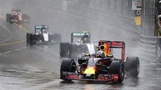 Daniel Ricciardo vede pole jezdc ve Velké cen formule 1 v Monaku.