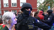 Policie zasahuje v pražském sociálním centru Klinika poté, co v ní anonym...