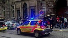 Zásah záchraná�� a policist� ve Zbrojnické ulici v Plzni. (24. kv�tna 2016)