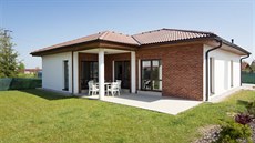 Za�ízený bungalov si m��ete prohlédnout v Centru vzorových dom� v Nehvizdech. Dispozi�n� jde o 5+1, zastav�ná plocha 152 m2, u�itná plocha 128 m2.