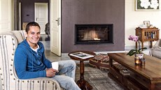 Milo� Stan�k rád odpo�ívá u krbu ve starém k�esle, které získalo nové �aloun�ní.