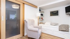 Lo�nice babi�ky: z�stal zachovaný oblíbený u�ák i lampa, p�ibyly posuvné dve�e.