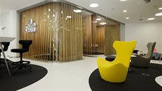 Lamely z ohýbaného jilmového deva jsou petoené tak, aby kolemjdoucí nevidl...