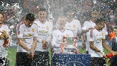 Fotbalisté Manchesteru United se radují z triumfu v Anglickém poháru.