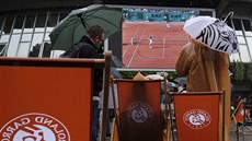 První den na Roland Garros komplikoval dé.