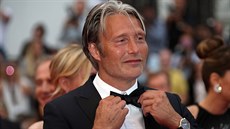 Herec Mads Mikkelsen na závreném ceremoniálu Cannes