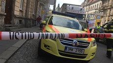 Při nehodě v centru Olomouce hasiči vyprošťovali zpod kamionu sraženou...