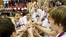 Pardubití basketbalisté se takto radují z poháru pro bronzový tým Národní...