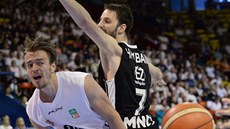D��ínský basketbalista �imon Je�ek (vlevo) v souboji s Vojt�chem Hrubanem z...