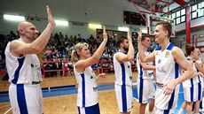 Exhibice brnnských basketbalist Hvzdy spolu: Jan Kivánek se zdraví se...