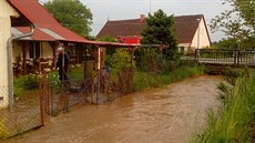 Pívalové det zaplavily Jezbiny u Jarome na Náchodsku.