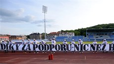 Hradetí fotbalisté dkují fanoukm za podporu po zápase v Ústí