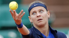 Lucie afáová servíruje v 1. kole Roland Garros.