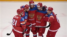 RADOST SBORNÉ. Ruští hokejisté se radují z gólu do americké sítě v duelu o...