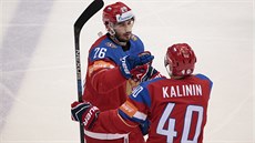 RADOST SBORNÉ. Ruští hokejisté se radují z gólu do americké sítě v duelu o...