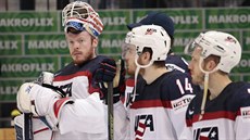 Zklamaní američtí hokejisté po prohraném duelu o bronz proti Rusku