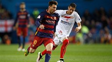 Útočník Barcelony Lionel Messi (vlevo) ve finále poháru proti Seville