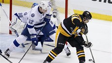 Útoník Pittsburghu Sidney Crosby zkouí skórovat v utkání proti Tamp. Brání...