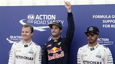 Vítz kvalifikace na VC Monaka Daniel Ricciardo (uprosted), vlevo je druhý...