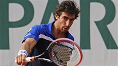 RETURN. Pablo Cuevas v utkání proti Tomái Berdychovi