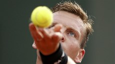 Tomá� Berdych servíruje v utkání proti Pablu Cuevasovi