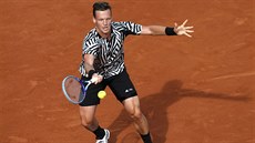 Tomá Berdych returnuje v utkání proti Pablu Cuevasovi.