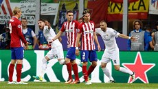 HRDINA ÚVODU. Sergio Ramos (druhý zleva) slaví úvodní trefu Realu Madrid do...
