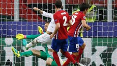Kapitán Realu Madrid Sergio Ramos (v bílém) skóruje do sítě Atlétika ve finále...