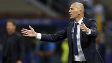 Kou Realu Madrid Zinédine Zidane gestikuluje bhem finále Ligy mistr.