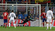 NEDAL. Antoine Griezmann (druhý zprava) z Atlétika Madrid při penaltě ve finále...