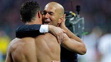 Kouč Realu Madrid Zinédine Zidane (čelem) v objetí s Cristianem Ronaldem po...