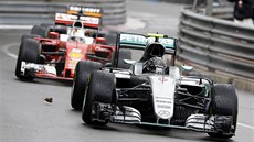 Momentka z Velké ceny Monaka - vpedu je Nico Rosberg, za ním je Sebastian...