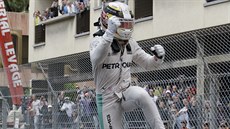 VESELÍ NA DRUHOU. Lewis Hamilton slaví triumf na Velké cen Monaka.