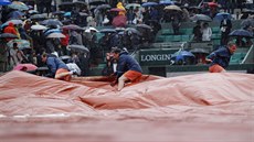 NEPŘÍZEŇ POČASÍ. Do nedělního programu Roland Garros významně zásahl déšť.