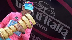 Vincenzo Nibali se tí s trofejí pro vítze Gira.