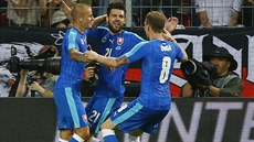 Slovenský útočník Michal Ďuriš (uprostřed) slaví gól proti Německu.
