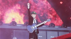 Angus Young na koncertu AC/DC (Let�any, Praha, 22. kv�tna 2016)