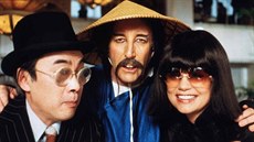 Burt Kwouk s Peterem Sellersem a Dyan Cannonovou ve filmu Pomsta R��ového...