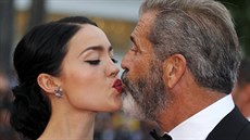 Rosalind Rossová a Mel Gibson (Cannes, 22. kvtna 2016)