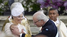 Švédský král Carl XVI. Gustaf a korunní princezna Victoria na křtu jejího syna...