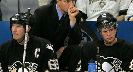Kdy Sidney Crosby v sezon 2005/2006 do NHL vstupoval, Mario Lemieux (vlevo)...