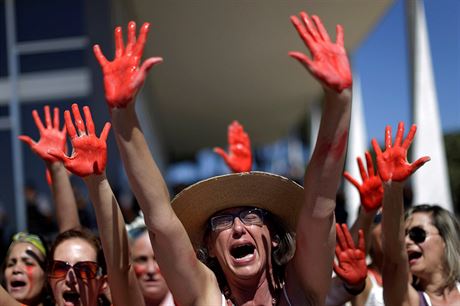 Do ulic brazilských mst vyly tisíce lidí