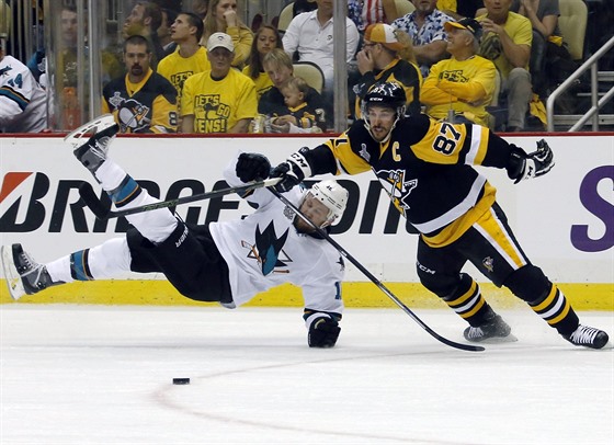 Sidney Crosby (vpravo) z Pittsburghu poslal na led Nicka Spalinga ze San Jose.