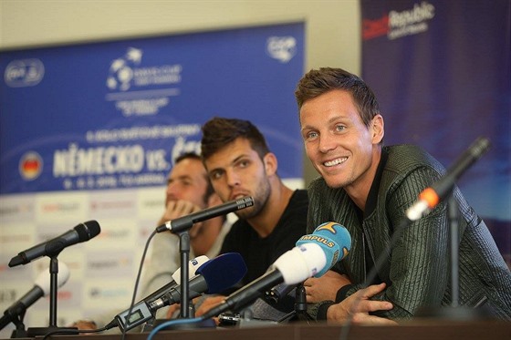 Tomá Berdych odpovídá novinám ped odjezdem eských tenist na Davis Cup do...