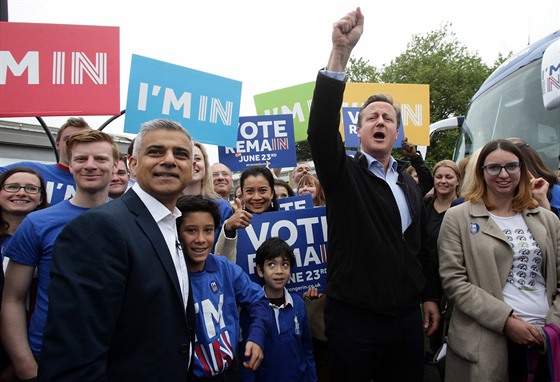 Starosta Londýna Sadiq Khan a premiér David Cameron v pond�lí vyrazili do ulic...