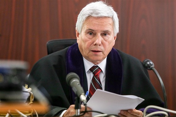 Soudce Petr Novák bhem líení, které se zabývá údajného zneuívání utajovaných...